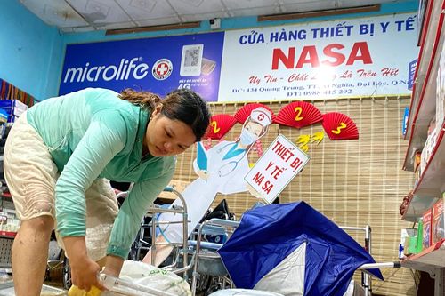 Mưa như trút, người dân Quảng Nam bì bõm trong 'biển' nước