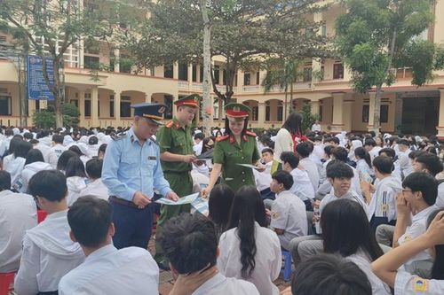 Quản lý thị trường Lào Cai tuyên truyền về tác hại thuốc lá điện tử cho học sinh