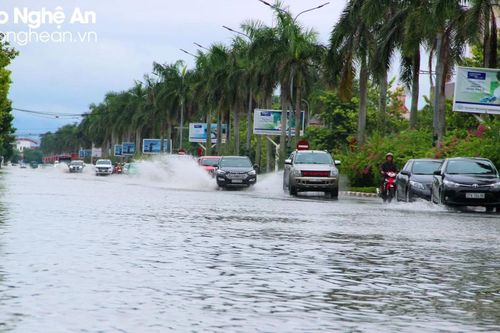 Những tuyến đường nước lên nhanh, rút chậm khi mưa lớn trên địa bàn thành phố Vinh