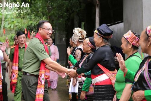 Giám đốc Công an tỉnh dự Ngày hội Đại đoàn kết toàn dân tộc ở Kỳ Sơn