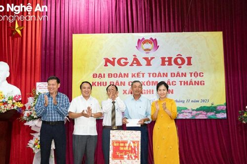 Chủ tịch Ủy ban Mặt trận Tổ quốc tỉnh dự ngày hội Đại đoàn kết và trao tặng Huy hiệu Đảng tại huyện Nghi Lộc