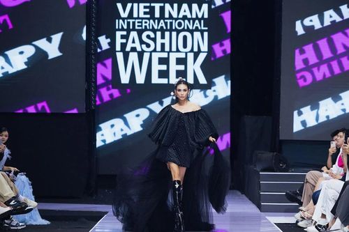 Những 'điểm chạm' của thời trang bền vững trên sàn runway Việt Nam
