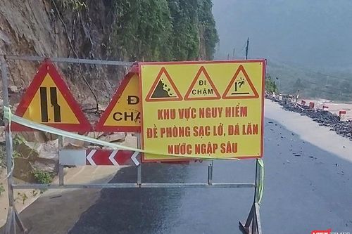 Mưa lớn khiến đèo La Ngà ở Đà Nẵng sạt lở nghiêm trọng