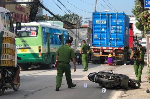 TPHCM: Nữ giáo viên tử vong dưới gầm xe container, chồng ngồi cạnh khóc nghẹn