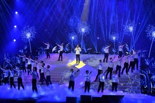 Phó Chủ tịch SHB gây sốt mạng xã hội với mash up nhạc đỏ 'đốn tim' người xem