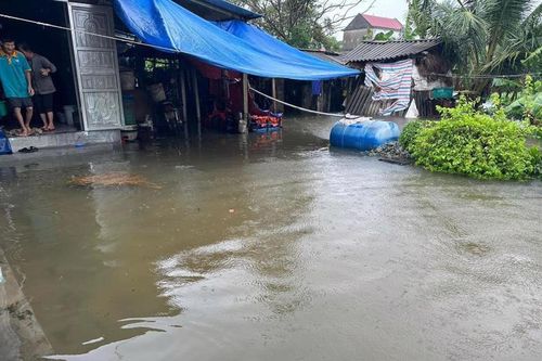 Mưa lớn kéo dài, nhiều nơi tại Nghệ An, Hà Tĩnh ngập sâu