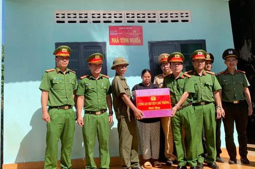 Chư Prông: Bàn giao nhà tình nghĩa cho 3 gia đình có hoàn cảnh khó khăn