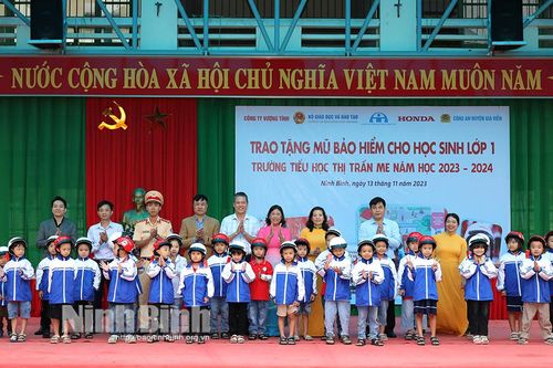 Gia Viễn: Trao tặng mũ bảo hiểm cho học sinh lớp 1