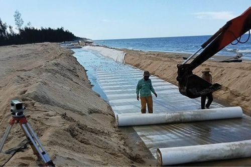 Đầu tư khẩn cấp công trình ứng phó sạt lở bờ biển