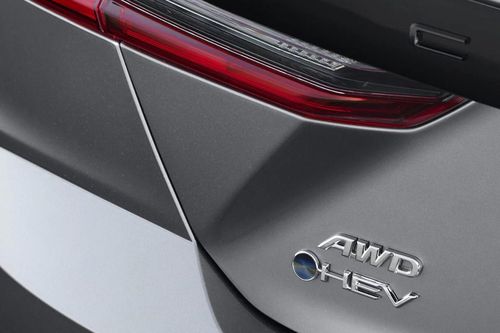 Toyota Camry hoàn toàn mới nhá hàng trước giờ G