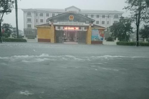 Hà Tĩnh: Mưa lớn gây ngập lụt diện rộng