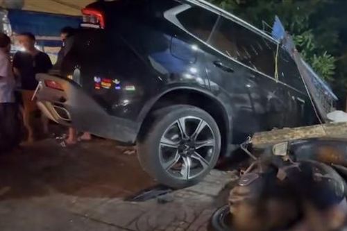 Tạm giữ tài xế ô tô gây tai nạn liên hoàn khiến 1 cô gái trẻ tử vong