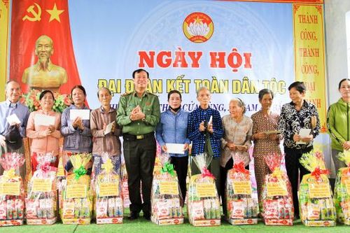 Chủ nhiệm Ủy ban QP-AN của Quốc hội dự Ngày hội Đại đoàn kết toàn dân tộc tại Khánh Hòa