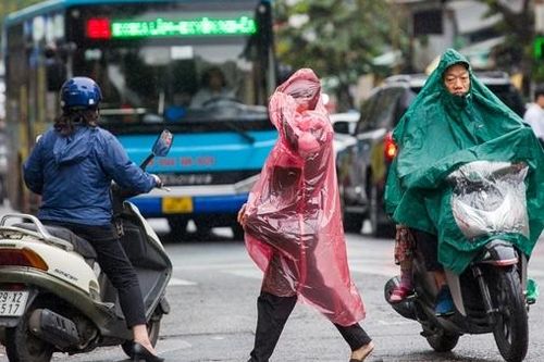 Người Hà Nội co ro trong mưa rét đầu mùa