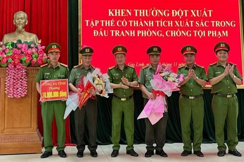 Khen thưởng tập thể có thành tích bắt giữ 18.000 viên ma túy tổng hợp