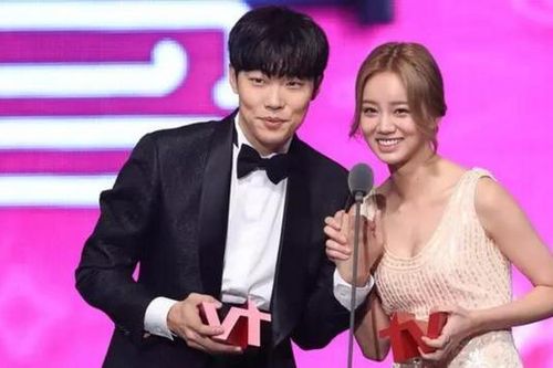 Cặp sao đình đám của 'Reply 1988' chia tay