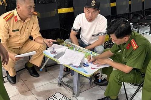 Bài 1: 'Đánh úp' từ các điểm lên 'đồ chơi' cho xe máy và kinh doanh in, khắc dấu