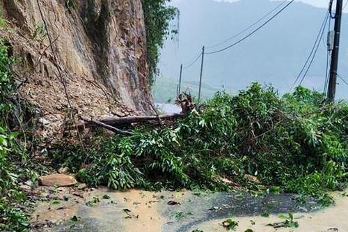 Mưa lũ gây sạt lở nghiêm trọng tại Đà Nẵng
