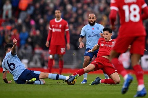 Đạp thẳng chân đối thủ, tiền vệ Liverpool không bị đuổi như Rashford