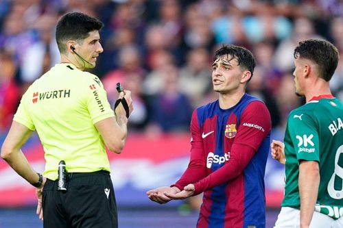 Trọng tài quyết định khó hiểu, Barcelona giành chiến thắng đầy tranh cãi