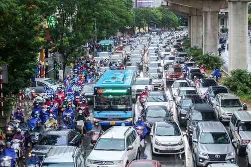 Người Hà Nội chật vật đi làm trong cảnh mưa rét, tắc đường sáng đầu tuần