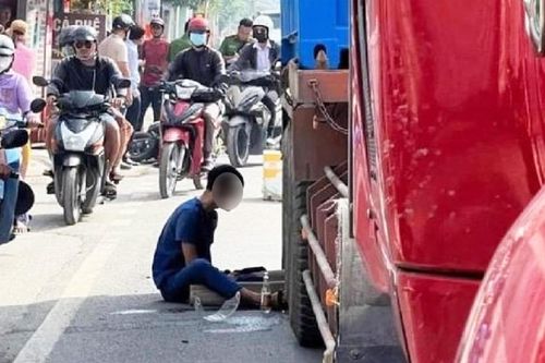 Chồng khóc nghẹn bên thi thể vợ sau tai nạn ở TP.HCM