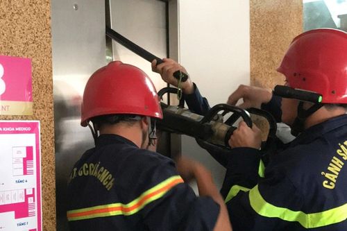 Cảnh sát phá cửa thang máy, cứu 9 người bị mắc kẹt