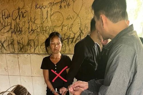 Bí mật 'động trời' bên trong chiếc túi vải màu đen của người phụ nữ quê mùa