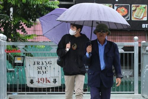 Người Hà Nội co ro trong ngày không khí lạnh tràn về, trời mưa rét