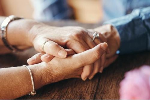 Đến lúc già đi dì tôi mới hiểu ý nghĩa quan trọng của việc kết hôn
