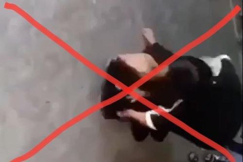 Nữ sinh lớp 7 bị bạn đánh đập, lột áo vì nhìn đểu