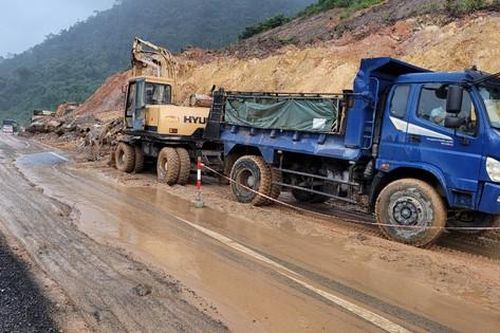 Sạt lở trên cao tốc La Sơn - Túy Loan, lượng lớn đất đá tràn xuống đường
