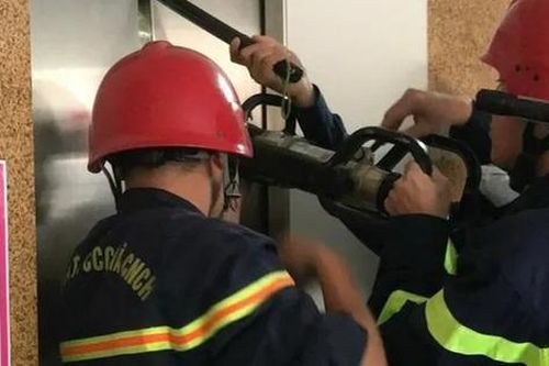 Phá thang máy cứu 9 người bị mắc kẹt ra ngoài