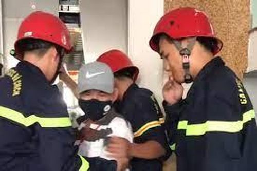 Cảnh sát PCCC cạy cửa thang máy bị mắc kẹt, đưa 9 người ra ngoài an toàn