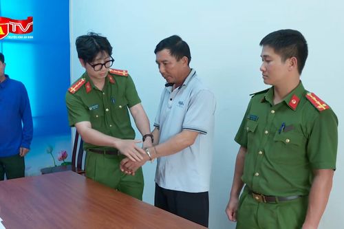 Khởi tố nguyên Chủ tịch xã lạm quyền, tự ý cấp đất cho cán bộ, người nhà trái quy định