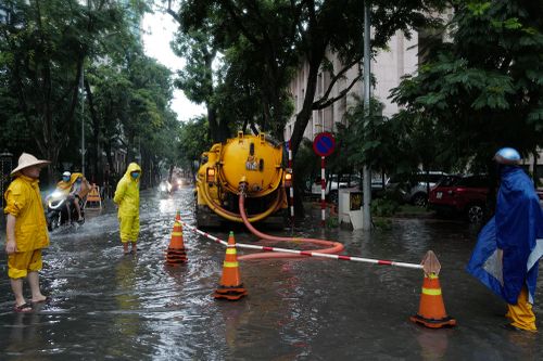 Cử tri Hà Nội phàn nàn về hệ thống thoát nước xuống cấp, ngập úng xảy ra ở nhiều nơi