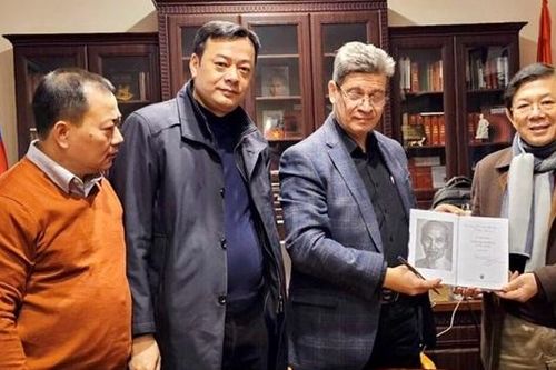 Giáo sư người Nga tặng tư liệu cho Bảo tàng Mặt trận Tổ quốc Việt Nam