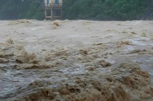 Mưa đặc biệt lớn tại Thừa Thiên Huế, lũ trên sông Hương, sông Bồ đang lên nhanh