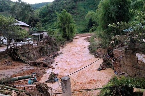 Mưa lớn ở các tỉnh miền trung còn kéo dài, cảnh báo lũ quét, sạt lở