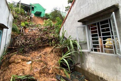 Quảng Nam: Mưa lớn gây sạt lở đất, sập tường một nhà dân