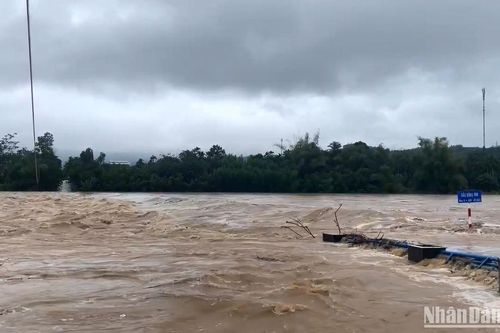 Quảng Ngãi: Mưa lớn gây sạt lở ở miền núi, nhiều cầu, tràn ngập sâu