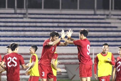 Buổi đầu rèn binh của đội tuyển Việt Nam trên sân Rizal Memorial