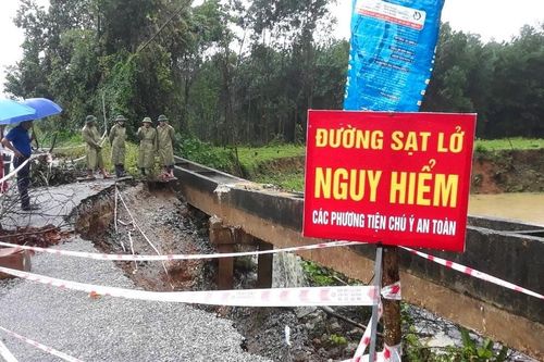Hà Tĩnh, Quảng Nam, Quảng Ngãi: Mưa lớn gây sạt lở nghiêm trọng