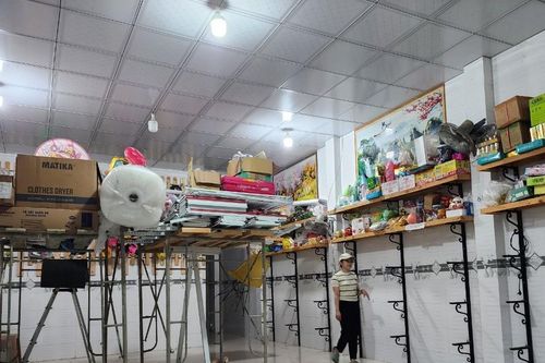 Người dân Quảng Nam tất bật kê đồ đạc 'chạy lũ' khi nước sông dâng cao