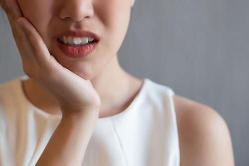 Mặt bỗng dưng dài ra, nữ bệnh nhân khiến bác sĩ khiếp đảm