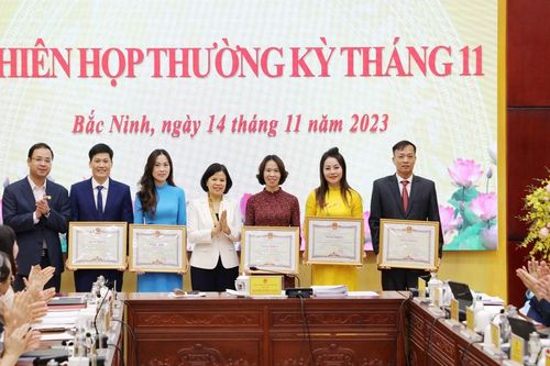 Chủ tịch tỉnh Bắc Ninh trao Bằng khen cho giáo viên xuất sắc dịp 20/11