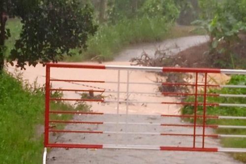 Mưa lớn nước ngập mênh mông, học sinh một huyện tại TT - Huế nghỉ học