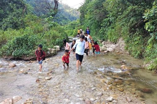 Đồng hành cùng giáo dục vùng cao vượt khó