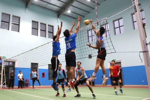 Những pha tranh tài đầy kịch tính tại Giải bóng chuyền Nam tranh cúp Báo GD&TĐ