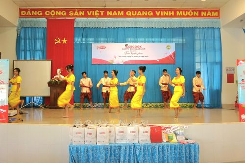 Trao học bổng cho HSSV khó khăn Trường Trung cấp nghề DTNT An Giang